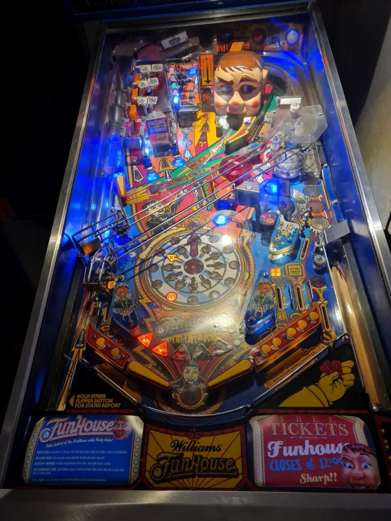 foto eines funhouse flippers in einer süddeutschen kneipe.