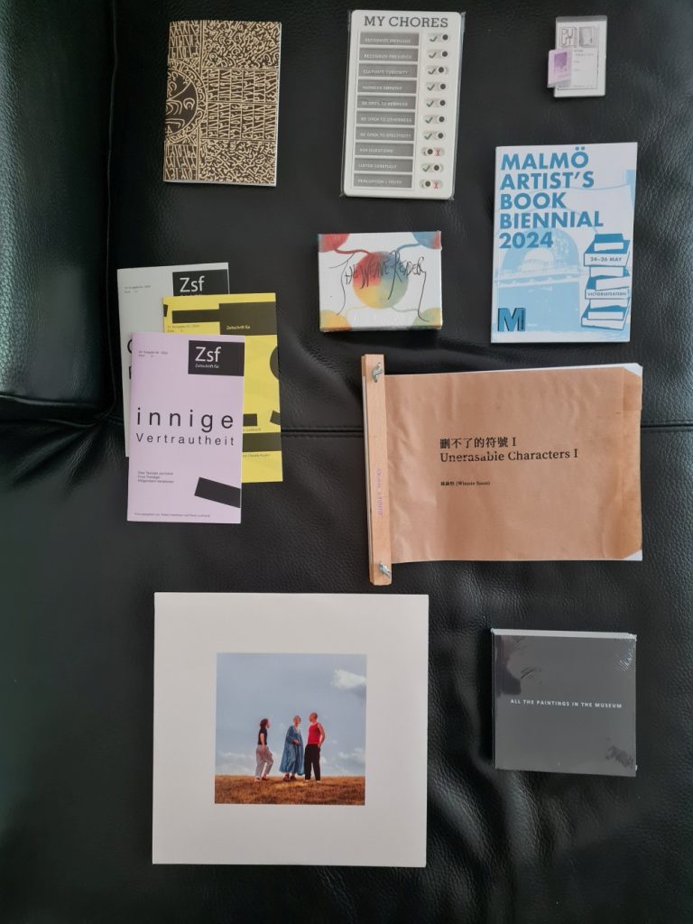 nachträge neuzugänge mai 24:
saaltextzine by moderna museet malmö
chores for curators by jessica williams
puut pocket 002, mikrobuch & leihausweis
3 aktuelle ausgaben zsf
the weave reader card set by imri sandstöm
malmo artist’s book biennal 2024 katalog
unerasable characters 1 by winnie soon (hidden book)
all the paintings in the museum by guy bigland