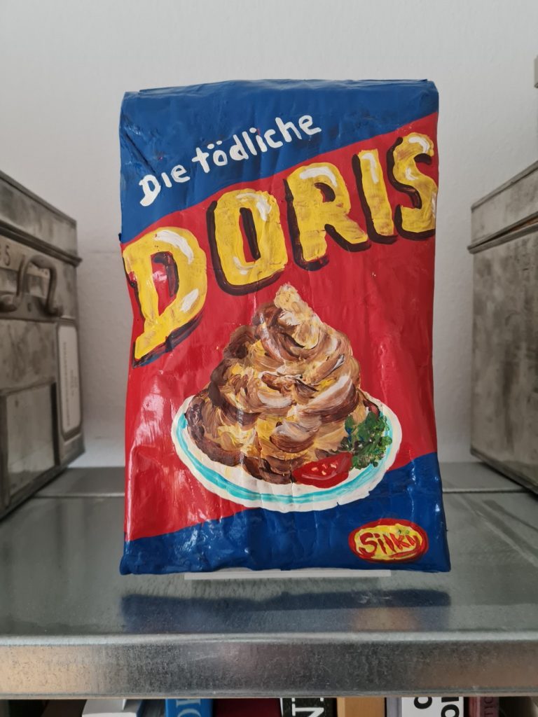 die tödliche doris - verpackungsobjekt von silke thoss (kunst-späti), an einem ehrenplatz