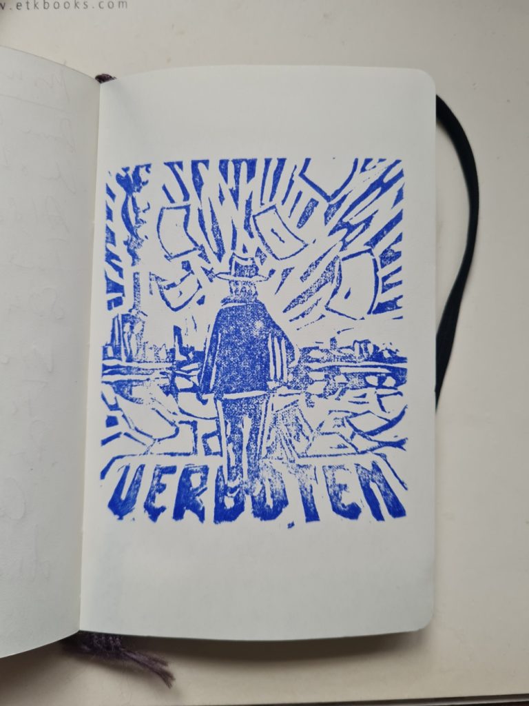 Blauer Stempelabdruck auf Moleskinseite in Holzschnittstyle: Verboten (von Tilo Steireif)